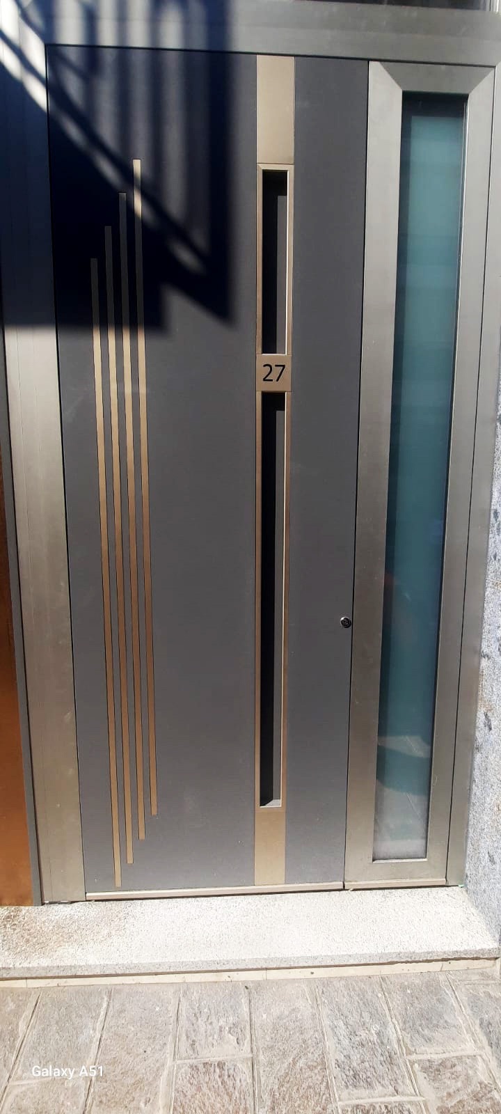 Porta a 2 ante in alluminio taglio termico con maniglia incassata LED